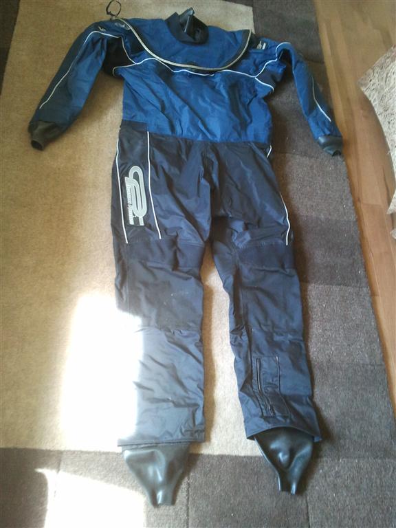 drysuit_L.jpg - 65kB