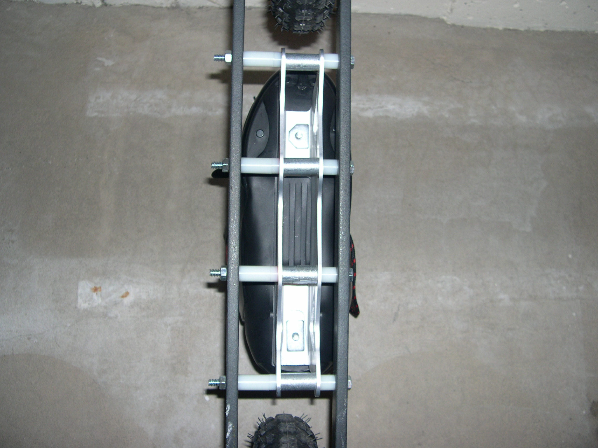 under chassis.JPG - 574kB